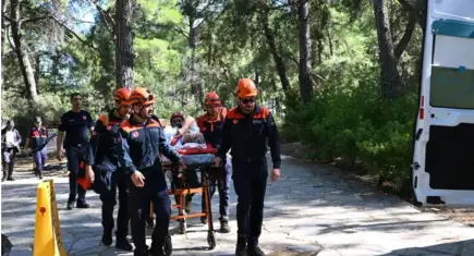 Antalya’da şelale gezisinde 6 metreden düşen turist kurtarıldı