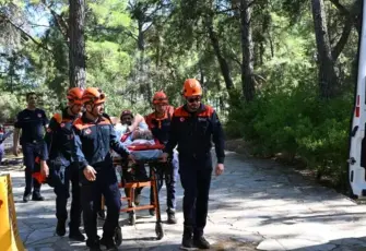 Antalya’da şelale gezisinde 6 metreden düşen turist kurtarıldı