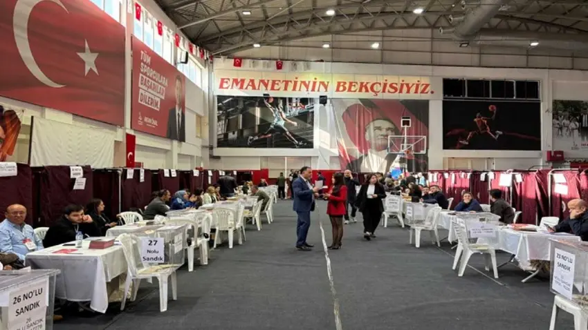 İzmir Barosu'nda yeni dönem: Serhat Sökmen yeni başkan oldu haberinin görseli