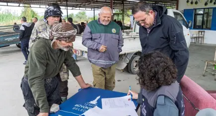 İzmir’de meraları yanan üreticilere 30 ton yem desteği