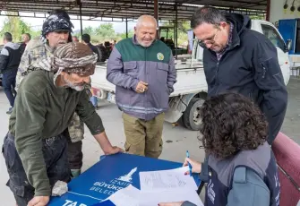 İzmir’de meraları yanan üreticilere 30 ton yem desteği