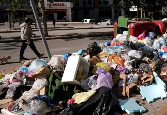 Karşıyaka’da çöp tepkisi: “Her yer kokuyor”