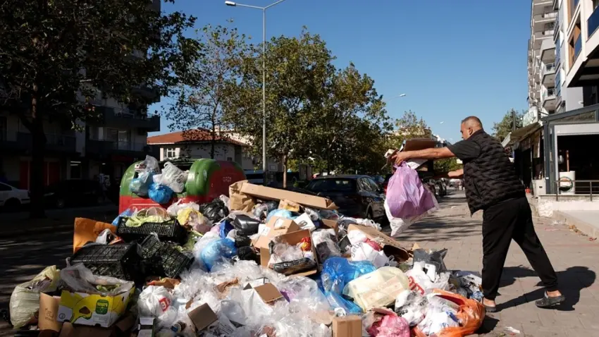 Karşıyaka’da çöp tepkisi: “Her yer kokuyor” - Fotoğraf 1