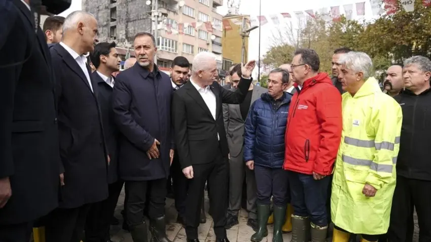 İstanbul’da selde kaybolan 2 kişi aranıyor: 17 kilometrelik dere hattı taranıyor - Fotoğraf 1