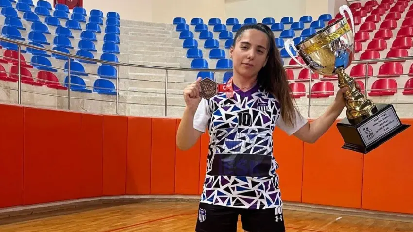 Sahra Nur Akyıl başarılarıyla örnek oluyor: İşte, sporda ve sanatta engel tanımıyor haberinin görseli