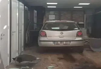 İzmir'de otomobil, parke ve kapı satışı yapılan iş yerine daldı