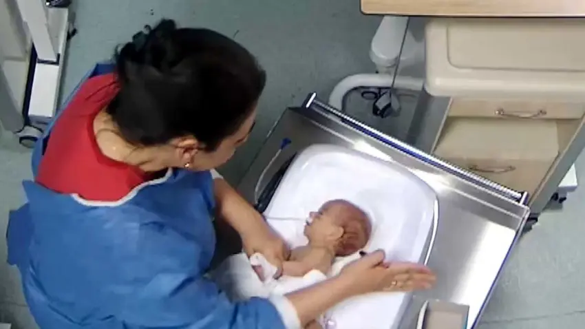 Kahramanmaraş'ta kuvözde şiddet davasında adli tıp üst kurulu raporu çıktı: İlliyet bağı kurulamadı, aile tepkili haberinin görseli
