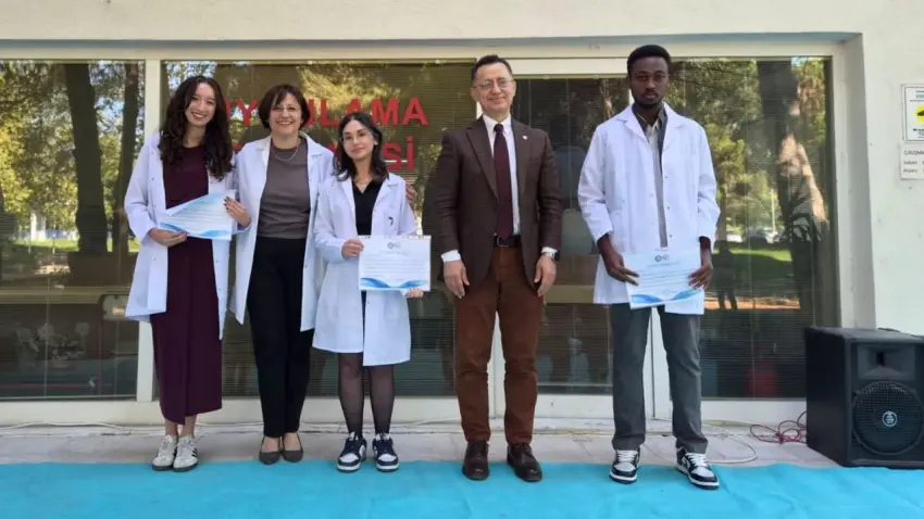 Ege Üniversitesi Eczacılık Fakültesi öğrencileri beyaz önlüklerini giydi - Fotoğraf 3