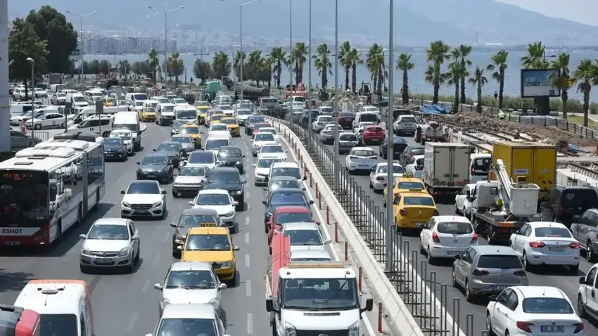 İzmirlinin mesaisi eve giden yolda da devam ediyor - Fotoğraf 1