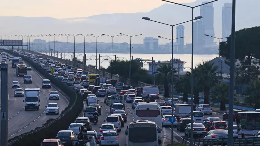 İzmirlinin mesaisi eve giden yolda da devam ediyor - Fotoğraf 2