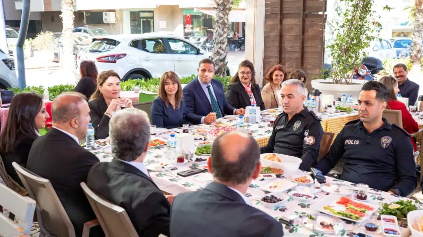 Narlıdere’de 19 Ekim Muhtarlar Günü kutlaması: Başkan Erman Uzun muhtarları ağırladı - Fotoğraf 2