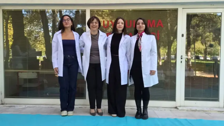 Ege Üniversitesi Eczacılık Fakültesi öğrencileri beyaz önlüklerini giydi - Fotoğraf 2
