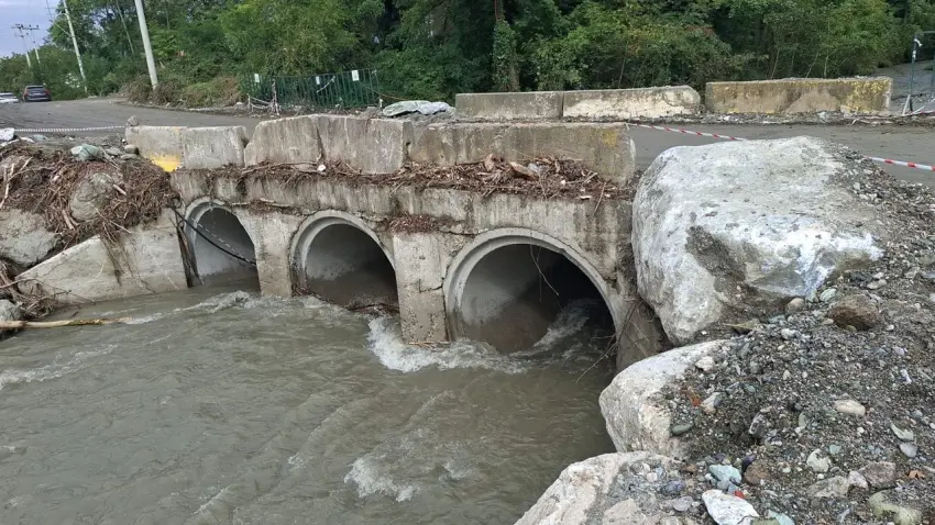 Sapanca’da selin vurduğu köprüye alternatif güzergah açıldı - Fotoğraf 1