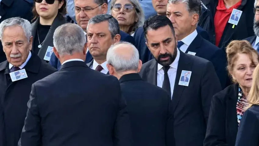 TBMM’de dikkat çeken karşılaşma: Özel ve Kılıçdaroğlu yan yana geldi, konuşmadı haberinin görseli