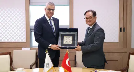 Bakan Memişoğlu Güney Kore’de tıbbi teknoloji şirketlerini ziyaret etti