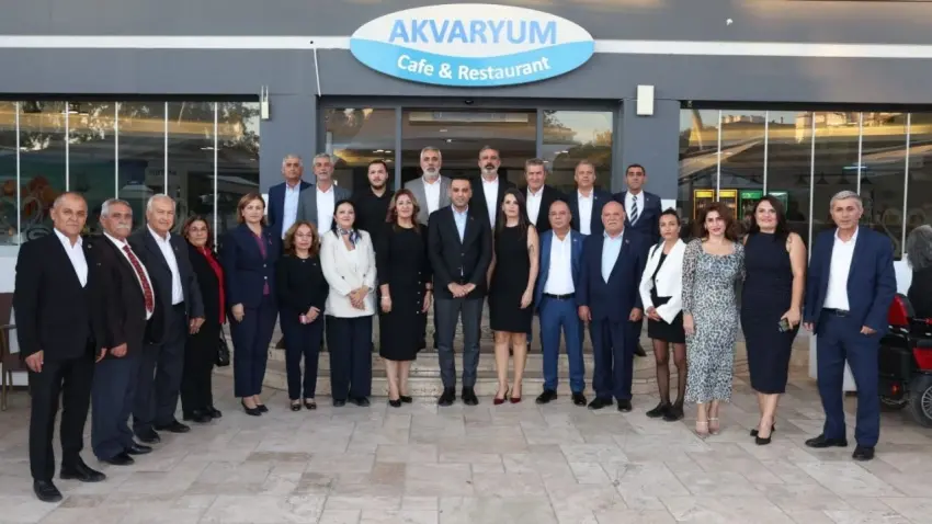 Çiğli’de 26 mahalle muhtarı Akvaryum Kafe’de bir araya geldi haberinin görseli