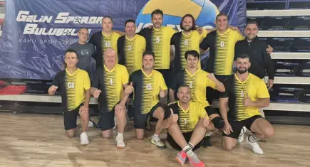 İzmir Valiliği voleybol takımı namağlup şampiyon oldu