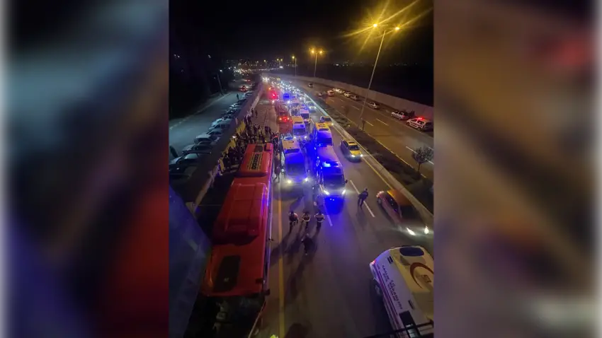 Ankara’da EGO otobüsü üst geçide çarptı: 24 yaralı - Fotoğraf 1