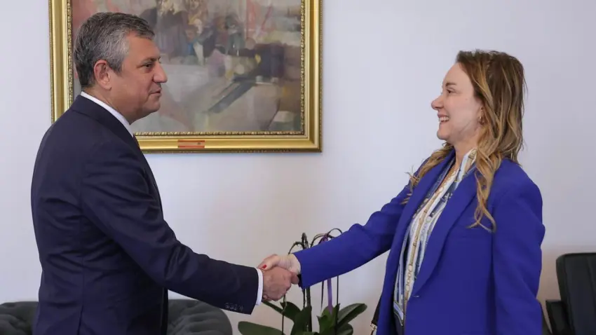 Konak Belediye Başkanı Nilüfer Çınarlı Mutlu, Özgür Özel’i ziyaret etti - Fotoğraf 1