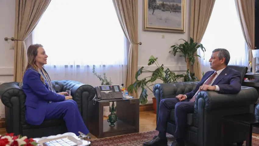 Konak Belediye Başkanı Nilüfer Çınarlı Mutlu, Özgür Özel’i ziyaret etti - Fotoğraf 2