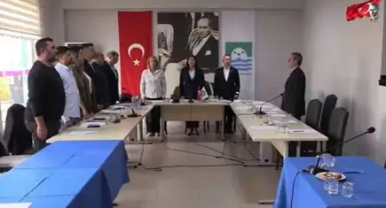 AK Parti'ye geçen Foça Belediye Başkanı Saniye Bora Fıçı’ya meclis protestosu