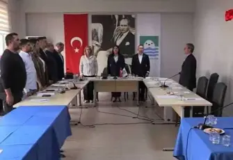 AK Parti'ye geçen Foça Belediye Başkanı Saniye Bora Fıçı’ya meclis protestosu