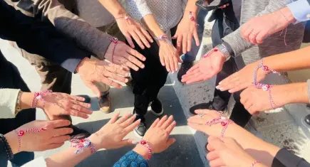 Ege Üniversitesi’nin eczacılık mezunları Cumhuriyet Bayramı için bileklik tasarladı