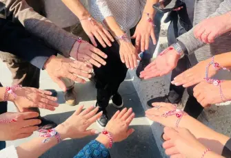 Ege Üniversitesi’nin eczacılık mezunları Cumhuriyet Bayramı için bileklik tasarladı