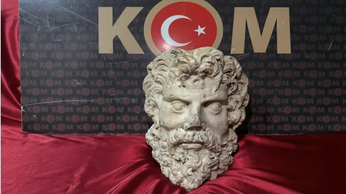 İzmir’de 2 bin yıllık Zeus Heykel Başı ele geçirildi görseli