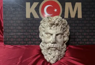İzmir’de 2 bin yıllık Zeus Heykel Başı ele geçirildi