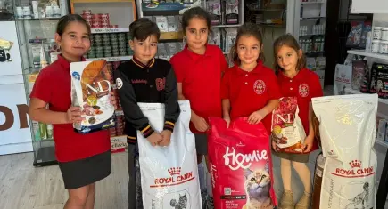 İzmir’de öğrencilerden örnek proje: Sokak hayvanları için fotoğraflarını satışa çıkardılar
