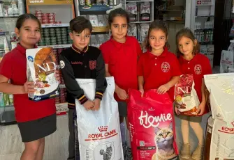 İzmir’de öğrencilerden örnek proje: Sokak hayvanları için fotoğraflarını satışa çıkardılar