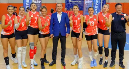 İzmir İl Millî Eğitim Müdürlüğü Kadın Voleybol Takımı’ndan ilk katılımda şampiyonluk!