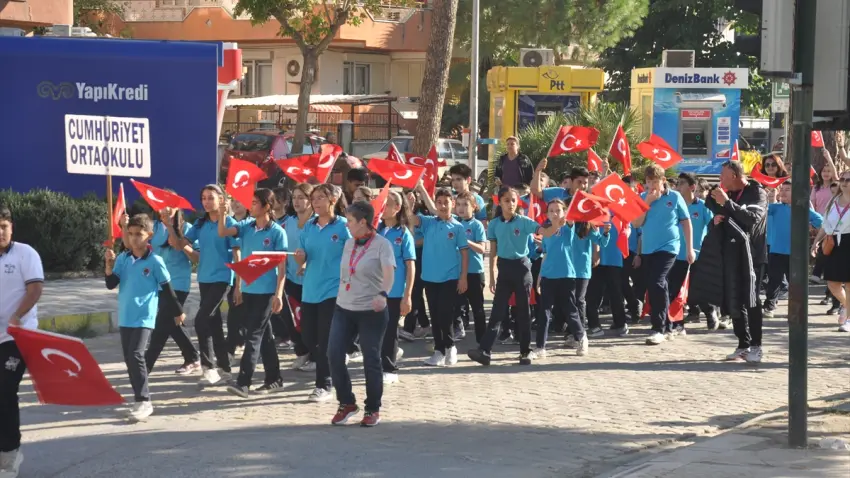 Ödemiş’te Cumhuriyet’in 103. yılı için bayrak yürüyüşü düzenlendi - Fotoğraf 1