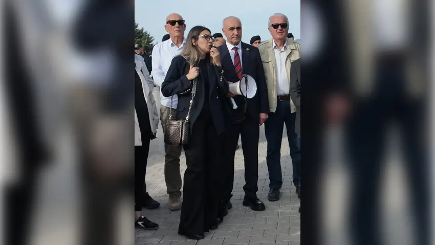 AK Parti'ye geçen Foça Belediye Başkanı Saniye Bora Fıçı’ya meclis protestosu - Fotoğraf 2