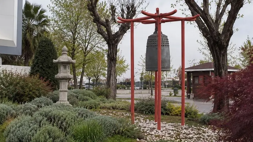 Yalova'ya Japonya'nın Tonami Belediyesi'nden hediye edilen 37 yıllık Barış Çanı hurdacıda bulundu - Fotoğraf 1