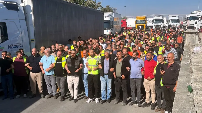 TIR şoförlerinden Kapıkule Sınır Kapısı'nda 4-5 günü bulan bekleme sürelerine protesto - Fotoğraf 1