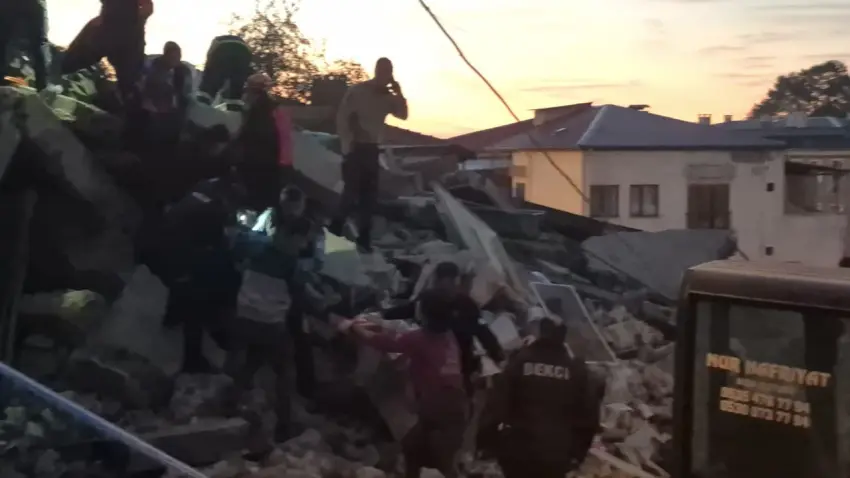 Zonguldak’ta iki katlı bina çöktü: 1 kişi öldü, 1 kişi yaralı kurtarıldı - Fotoğraf 1