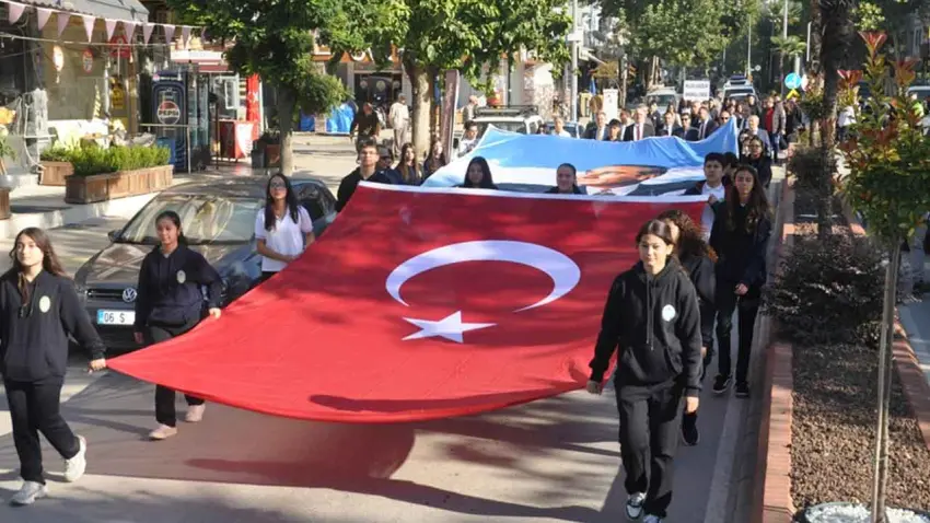 Ödemiş’te Cumhuriyet’in 103. yılı için bayrak yürüyüşü düzenlendi haberinin görseli