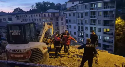 Zonguldak’ta iki katlı bina çöktü: 1 kişi öldü, 1 kişi yaralı kurtarıldı