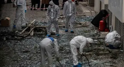 Apartman girişinde şüpheli çanta patladı: 2'si polis 4 yaralı