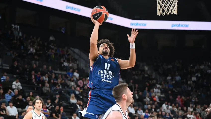 EuroLeague'de Türk derbisini Anadolu Efes kazandı haberinin görseli