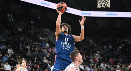 EuroLeague'de Türk derbisini Anadolu Efes kazandı