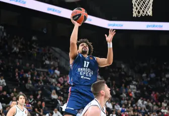 EuroLeague'de Türk derbisini Anadolu Efes kazandı