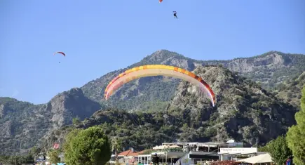 Fethiye Ölüdeniz’de gökyüzü şöleni sürüyor