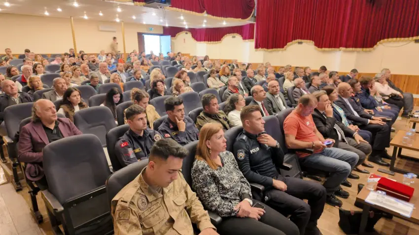 Foça’da bağımlılık ve akran zorbalığıyla mücadele eğitimi düzenlendi haberinin görseli