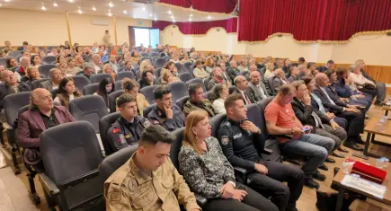 Foça’da bağımlılık ve akran zorbalığıyla mücadele eğitimi düzenlendi