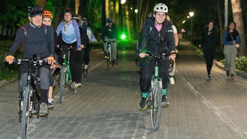 İzmir’de bisiklet herkes için: Görme engelliler Kültürpark’ta pedal çevirdi haberinin görseli