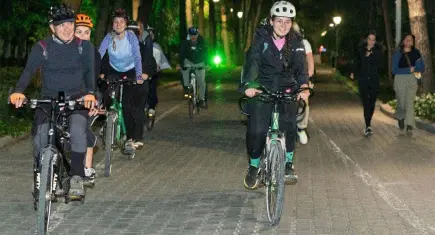İzmir’de bisiklet herkes için: Görme engelliler Kültürpark’ta pedal çevirdi