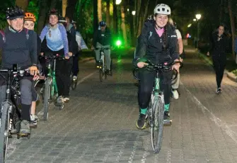 İzmir’de bisiklet herkes için: Görme engelliler Kültürpark’ta pedal çevirdi